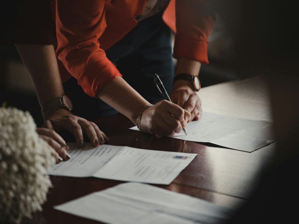 Frais de notaire pour l'achat d'une maison, signature de l'acte de vente sur un bureau