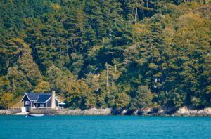 Acheter une maison au bord d'un lac dans les Laurentides, chalet boisé avec embarcation près de la rive