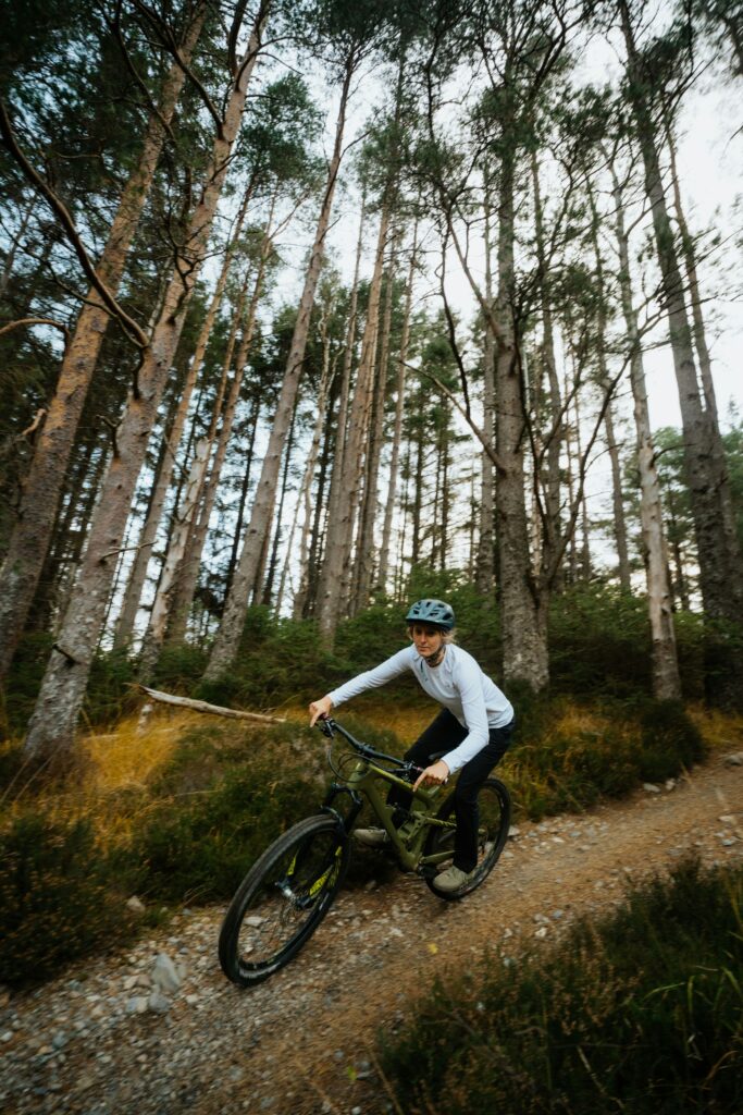 Quoi faire à Morin-Heights, cycliste de montagne sur un sentier en forêt l'été