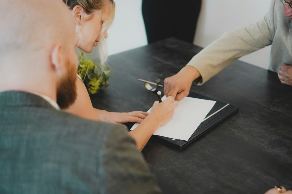 Signature d'une promesse d'achat au Québec par un couple devant un courtier