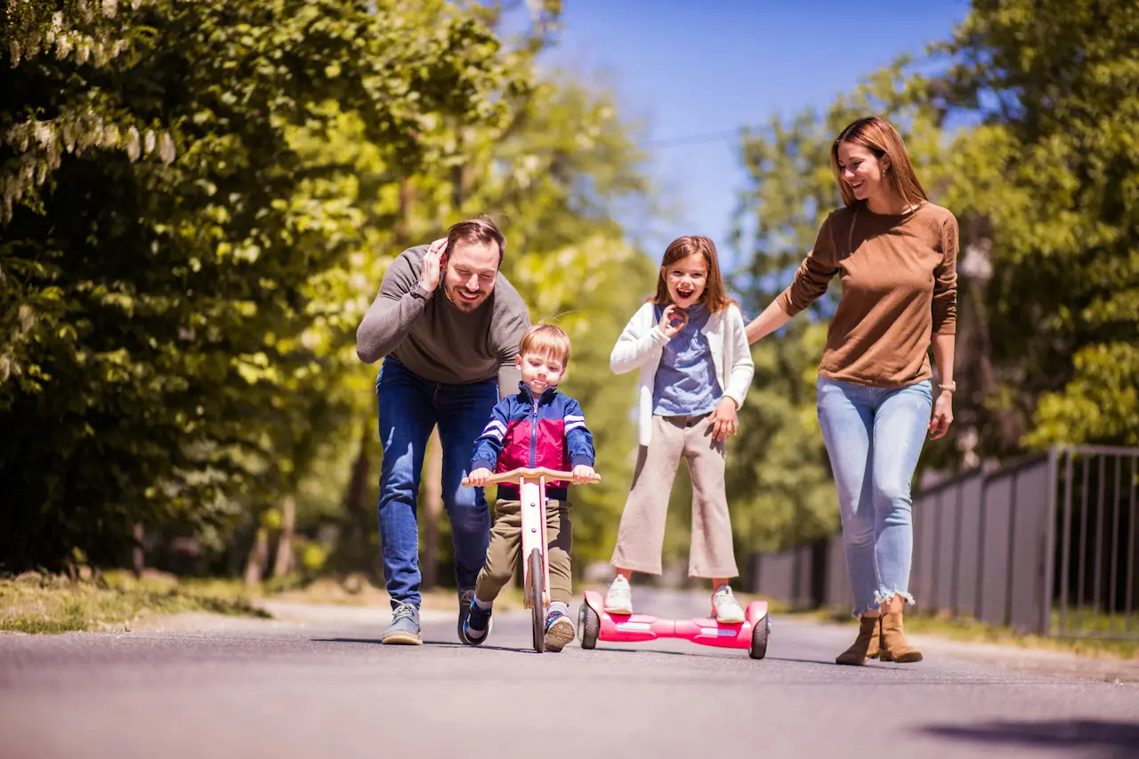 Family walking through a residential neighborhood, illustrating the choice between Saint-Sauveur or Sainte-Adèle for a family