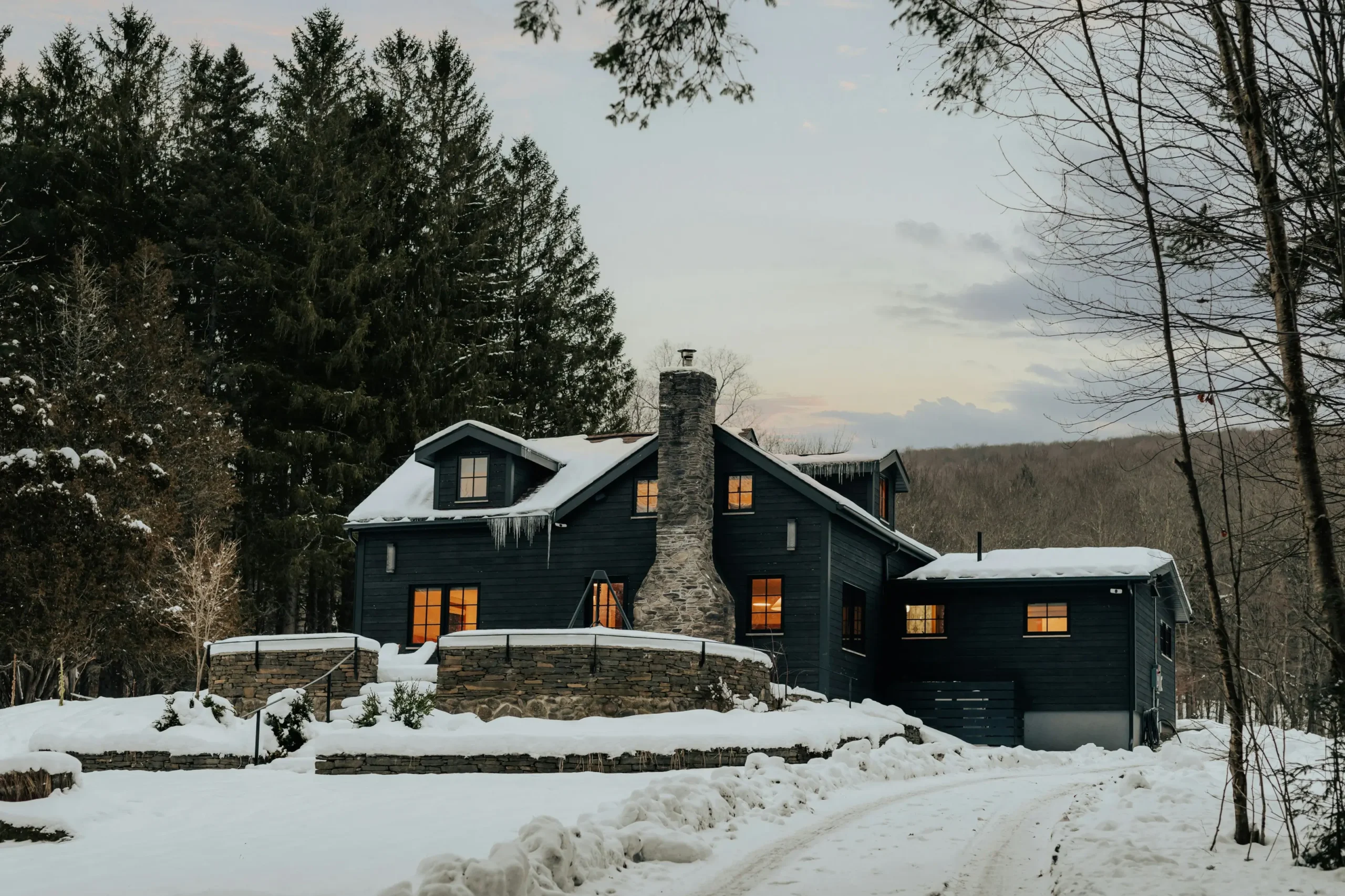 Chemin privé enneigé menant à un chalet en hiver, illustrant les enjeux de déneigement en région