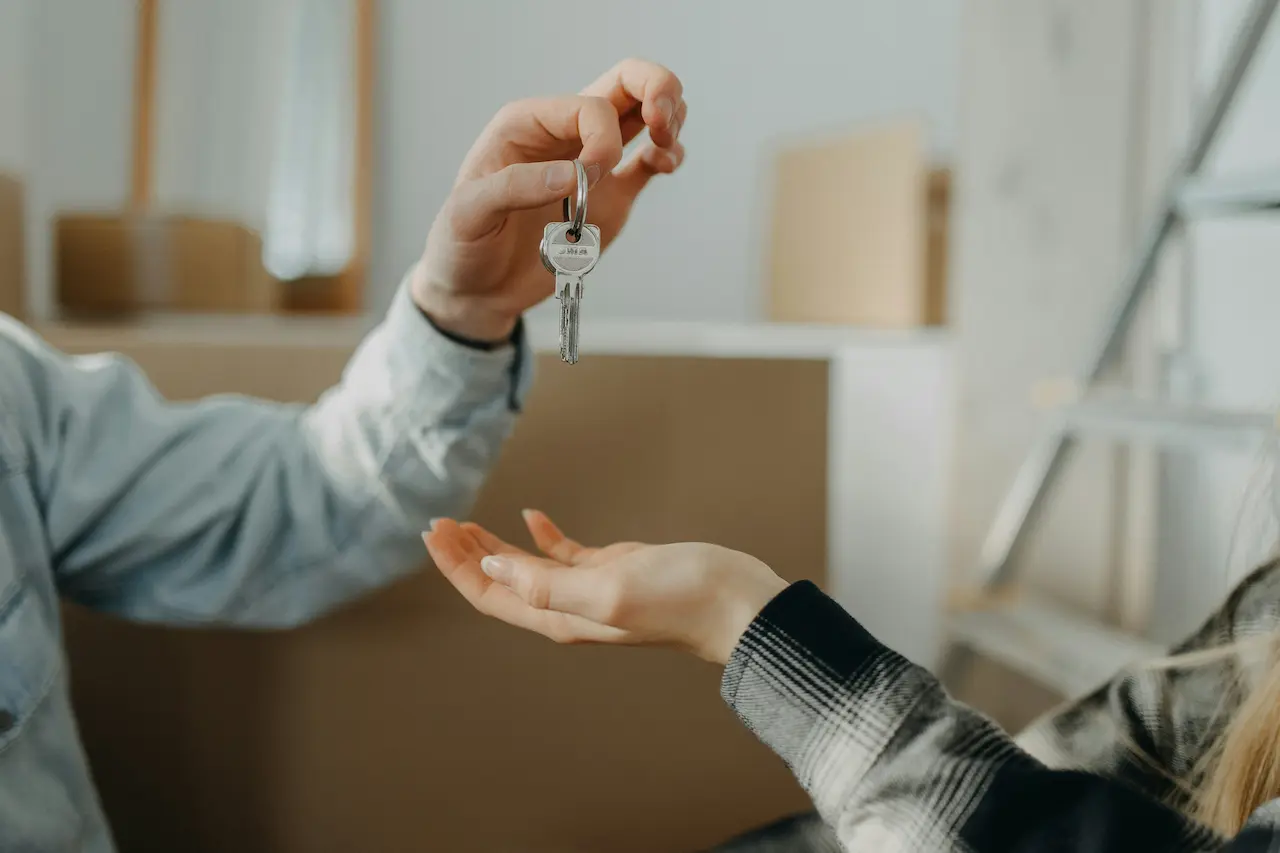 Courtier immobilier présentant des comparables de vente pour estimer la valeur de sa maison